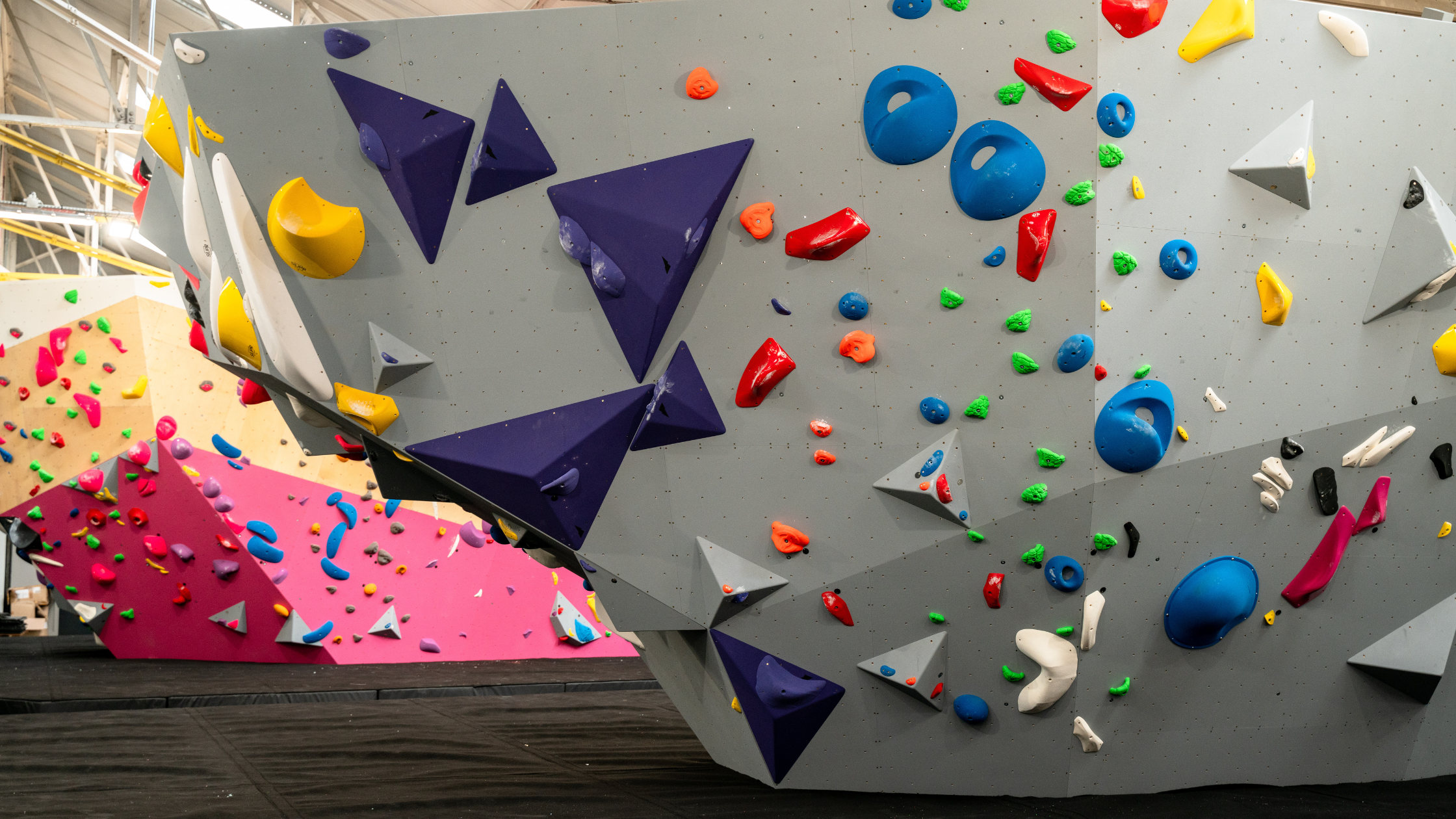 The 28,000 sq foot bouldering facility features 3 massive central boulders